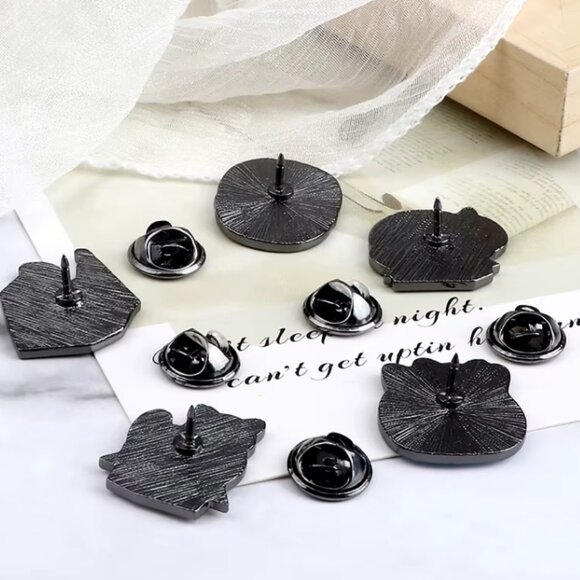 Cat - In A Basket - Enamal Pin - Picture 4 of 5